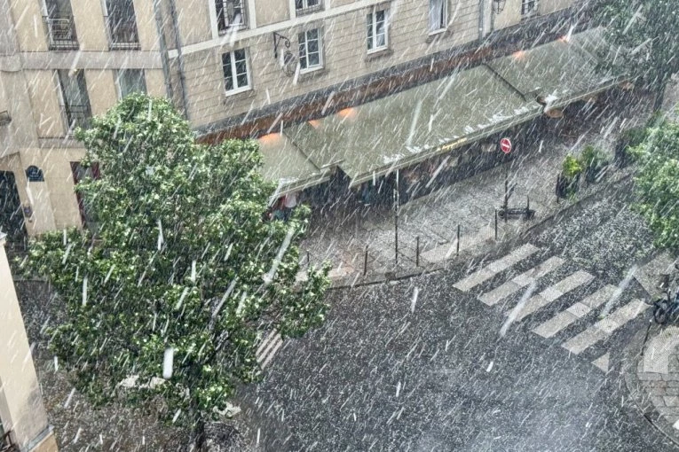 JAK GRAD TUKAO PARIZ DUŽE OD 15 MINUTA: Francuska prestonica na udaru žestoke oluje, nastao opšti kolaps (VIDEO)