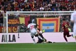 NEVIĐENI SKANDAL U SERIJI A! Huligan se zaleteo na Svilara, obezbeđenje odmah reagovalo! (VIDEO)