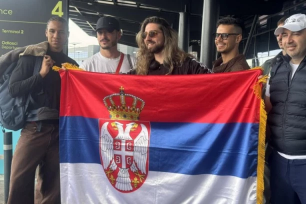 BAZEL, PA VRANJE! Princ krenuo na Evroviziju - razvio našu trobojku pred let, ne skida osmeh s lica! (VIDEO)