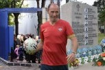 OTAC UBIJENE DEVOJČICE U RIBNIKARU ODAO POČAST ŽRTVAMA PUNIM SRCEM! Anđelko Aćimović učestvovao u fudbalskom turniru u Malom Orašju! (FOTO)
