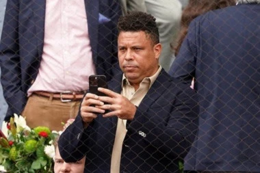 NEKADA LOMIO KIČME PROTIVNICIMA, A SADA JEDVA STOJI! Šokantno izdanje legendarnog Ronalda! (VIDEO)