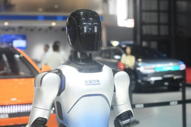 POČELO JE, NAŠI NAJMRAČNIJI STRAHOVI POSTAJU STVARNOST: Humanoidni robot napao dva čoveka (VIDEO)