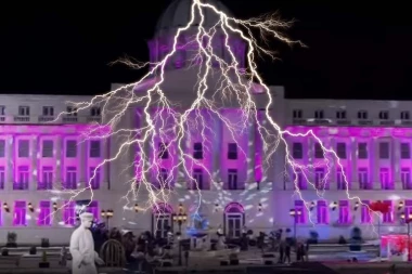 OLUJA RAZORILA ŠIMANOVCE: Nevreme pogodilo imanje "Elite", učesnici SPASAVAJU ŽIVU GLAVU!