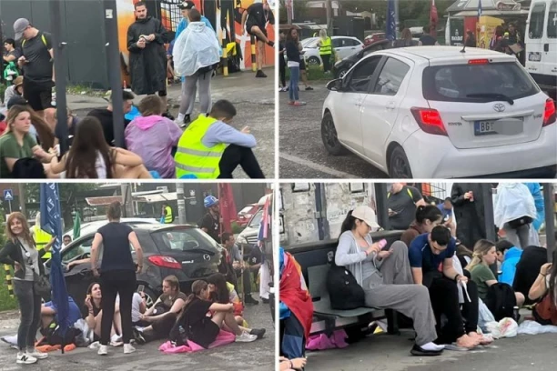 STUDENTI FOTELJAŠI SE IŽIVLJAVAJU NAD GRAĐANIMA BARIČA: Ljudi ostali zarobljeni u vozilima (FOTO)