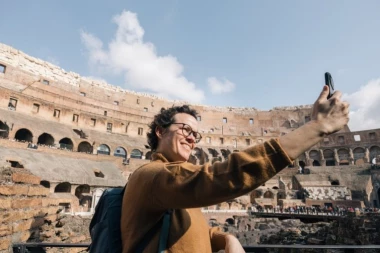 TEŠKO POVREĐEN TURISTA: Hteo da napravi selfi u Koloseumu, pa pao na metalni šiljak i VRIŠTAO SVE DOK NIJE IZGUBIO SVEST