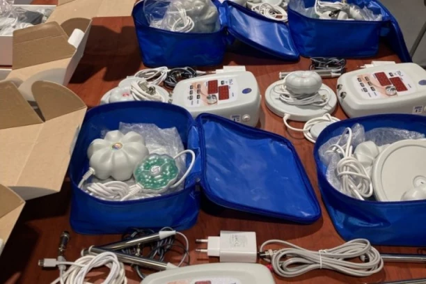 PRTLJAG PUN APARATA ZA ELEKTROSTIMULACIJU ORGANIZMA! Velika zaplena robe na Aerodromu "Nikola Tesla"! (FOTO)
