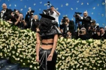 SA PRVE MET GALE JE OTIŠLA PLAČUĆI, sada VIČE i BAHATI se: Kim Kardašijan umalo pred svima poljubila pod, pa se istresla na njemu (VIDEO)