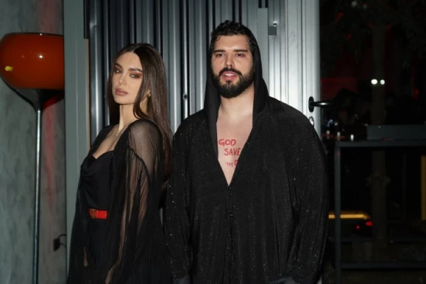 KRSTILI SE AZIA ADAM ANGEL, ARO, ARENA I AJA AVALA: Adaktar ispred Hrama Svetog Save kumove izvlačio preko papirića! ŠOK! (VIDEO)