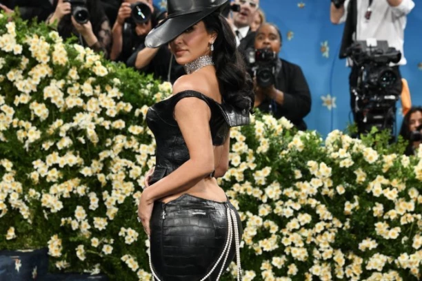 ZBOG ČEGA JE KIM KARDAŠIJAN NAPRAVILA SKANDAL NA MET GALI?! Pojavio se PRAVI SNIMAK s lica mesta - JEDAN detalj je svima promakao! (VIDEO)