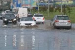 KOD MIHAJLOVCA AUTOMOBILI "PLIVALI" AUTO-PUTEM: Nevreme pravi haos, na ovom mestu SAOBRAĆAJ VEOMA OTEŽAN