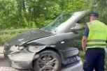 CELA STRANA SMRSKANA! Ovako izgleda automobil koji se zakucao u bankinu na Obrenovačkom putu! (VIDEO)