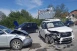 ŽESTOK SUDAR U ČAČKU! Automobili potpuno uništeni! (FOTO)