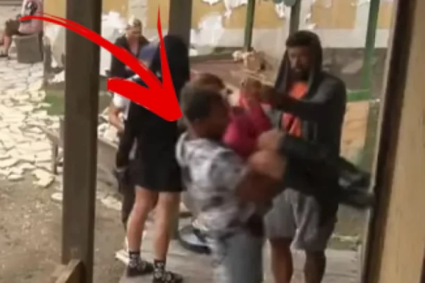 OBORILA JE NA ZEMLJU I MANIJAČKI JE TUKLA! Takmičarku izneli, PRUŽENA JOJ HITNA POMOĆ!