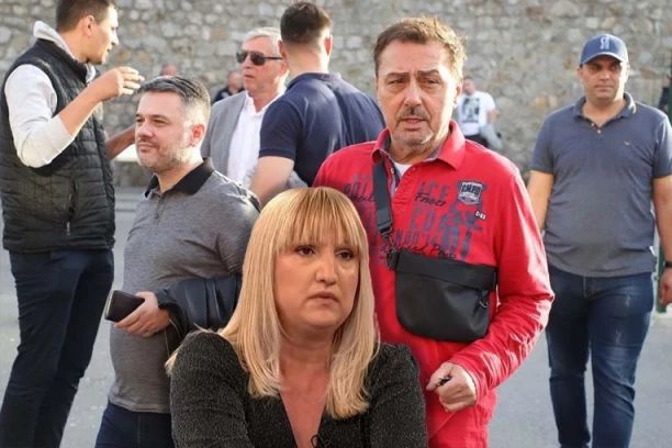 NOVI SKANDAL DRMA ESTRADU: Bane Obradović ZAPUŠIO USTA Kebinoj bivšoj nakon izrećene zabrane o izvođenju njene pesme!