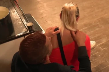 BOŽA DŽONS ŠČEPAO UČESNICU "FARME": Bacio oko na plavušu koja nije Elena, odmah počeo sa igrom ZAVOĐENJA!