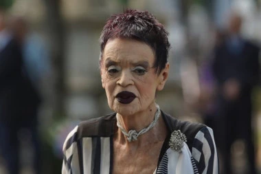RUŠKA JAKIĆ U DEVETOJ DECENIJI STAJE NA LUDI KAMEN: Mladi muškarci su kao kivi - zeleni, puni vitamina i osvežavaju (VIDEO)