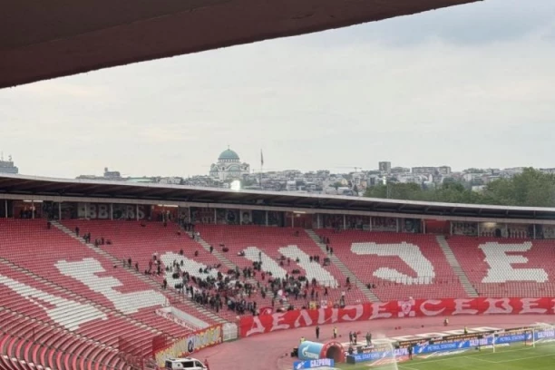 RUŽNO VREME, RADNI DAN, ALI NI TO NJIH NIJE OMELO: Ovi momci su ubedljivo najverniji navijači Zvezde! (VIDEO)
