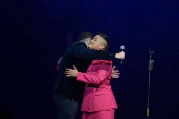 HITNO PREKINUT KONCERT MARIJE ŠERIFOVIĆ, MUŠKARAC UPAO NA BINU! Ovo je trenutak o kome svi bruje - EVO ŠTA JE URADILA PEVAČICA! (VIDEO+GALERIJA)