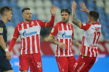 CRVENO-BELI NA KORAK OD DUPLE KRUNE: Zvezda savladala Napredak - KIŠA GOLOVA na Marakani! (VIDEO)