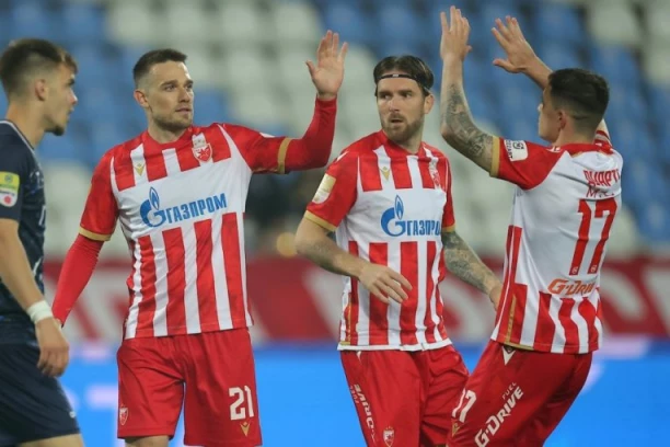 CRVENO-BELI NA KORAK OD DUPLE KRUNE: Zvezda savladala Napredak - KIŠA GOLOVA na Marakani! (VIDEO)