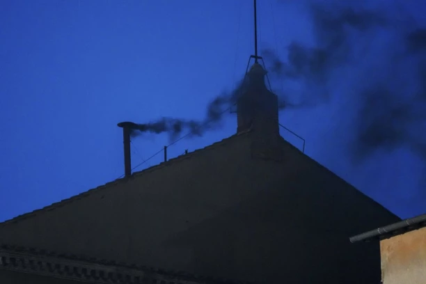 ZAŠTO SE TAKO DUGO ČEKALO NA CRNI DIM IZNAD VATIKANA? Ovaj razlog iznenadio je sve