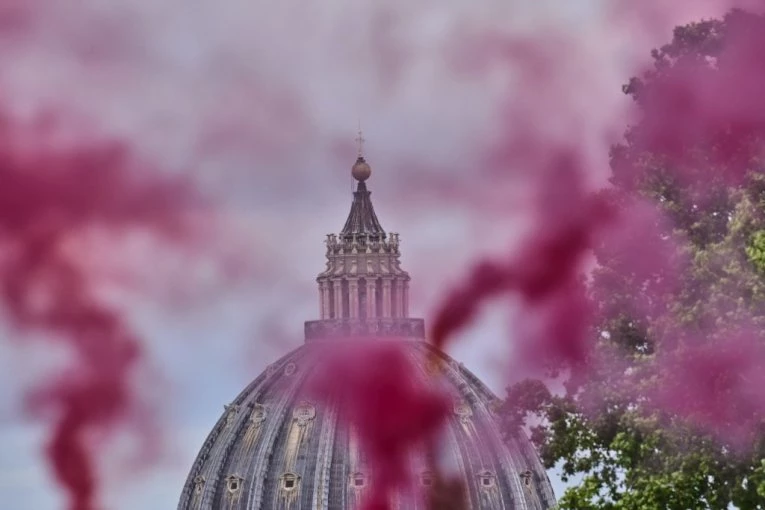 ČUDO U VATIKANU: Svetu stolicu prekrio ružičasti dim (VIDEO)