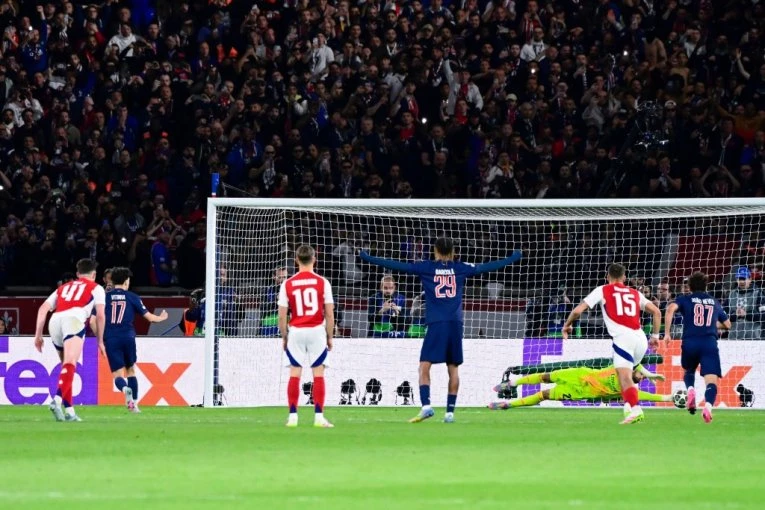BRUKA ZA BRUKOM! Vitinja očajno izveo penal, na drugoj strani Saka promašio prazan gol! (VIDEO)