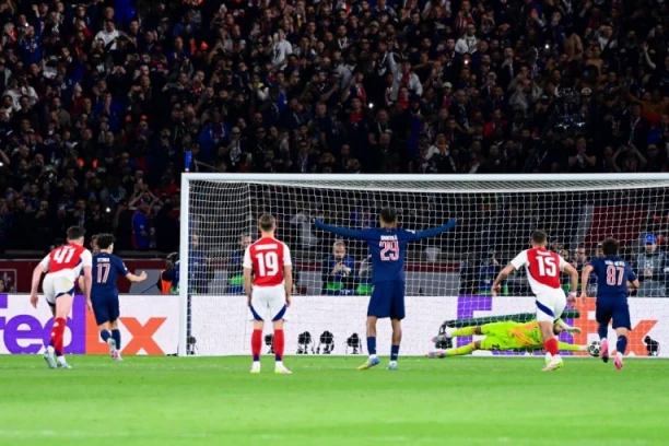 BRUKA ZA BRUKOM! Vitinja očajno izveo penal, na drugoj strani Saka promašio prazan gol! (VIDEO)