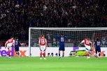 BRUKA ZA BRUKOM! Vitinja očajno izveo penal, na drugoj strani Saka promašio prazan gol! (VIDEO)