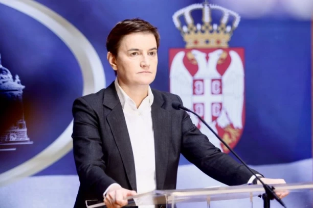 BRNABIĆ OTKRILA STRAVIČNE DETALJE O STUDENTIMA BLOKADERIMA! Organizovali izložbu u SKC pa tražili da se cipele brišu srpskom zastavom