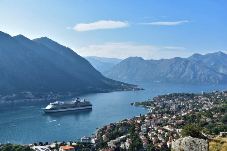 DA LI BISTE OVDE POPILI PIĆE ILI VEČERALI? Ovo je NAJVIŠI kafić na Balkanu, snimak s nestvarnim pogledom srušio mreže (VIDEO)