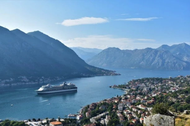 DA LI BISTE OVDE POPILI PIĆE ILI VEČERALI? Ovo je NAJVIŠI kafić na Balkanu, snimak s nestvarnim pogledom srušio mreže (VIDEO)