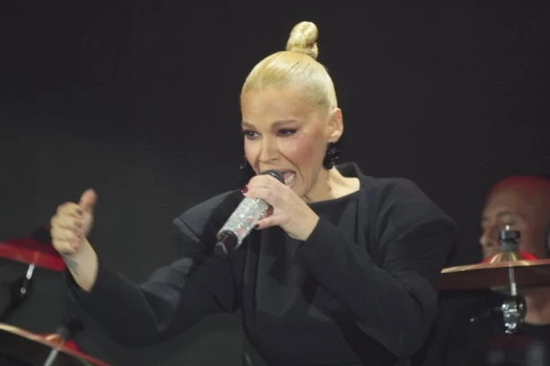 NATAŠA BEKVALAC SLABA NA SPORTISTE! Opkolili je na nastupu, ona progovorila o UDAJI!