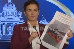 BRNABIĆEVA OTKRILA STRAVIČNE DETALJE O STUDENTIMA BLOKADERIMA! Organizovali izložbu u SKC pa tražili da se cipele brišu srpskom zastavom