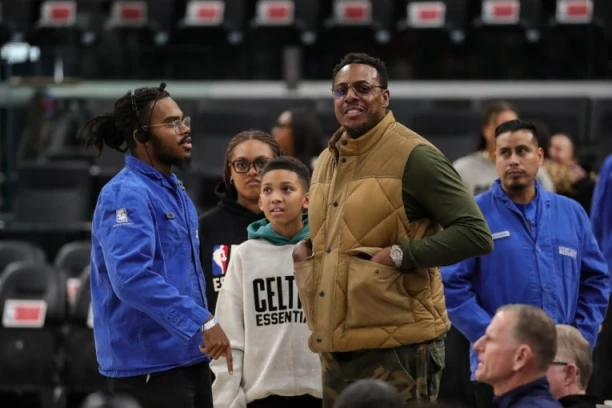 PEŠAČI OSAM SATI U KUĆNOM MANTILU ZBOG OMILJENOG TIMA! Legenda NBA lige zažalila, OVE REČI GA SKUPO KOŠTALE (VIDEO)