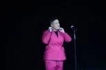PORUKA KOJA LEDI KRV U ŽILAMA OSVANULA NA KONCERTU MARIJE ŠERIFOVIĆ! Publika se potresla, a onda je PEVAČICA URADILA OVO! (VIDEO)