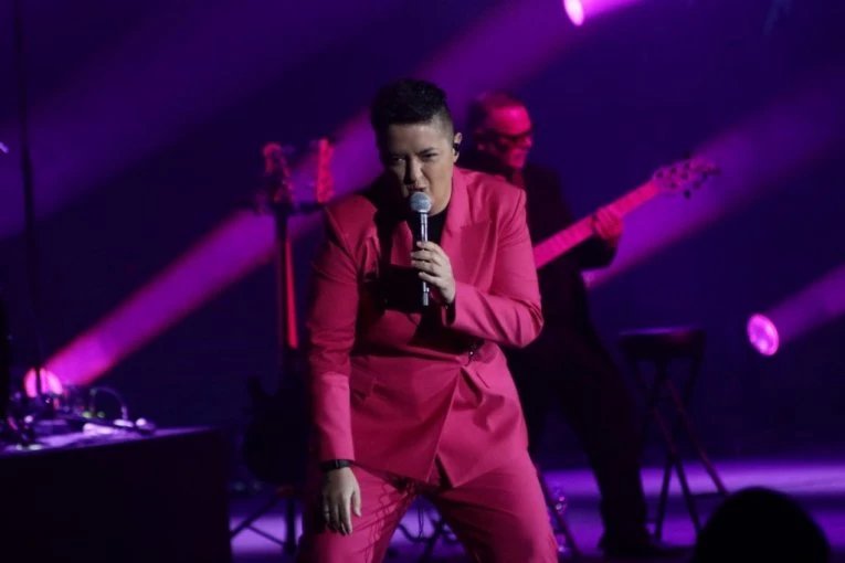 MARIJA ŠERIFOVIĆ PREKINULA KONCERT: Začula VRISAK iz publike, a onda je ugledala pevačicu kako GRCA U SUZAMA! (VIDEO)