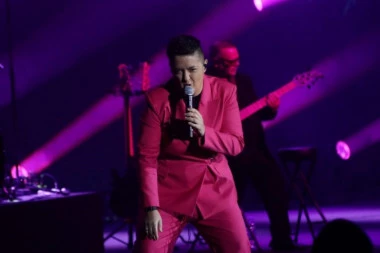 MARIJA ŠERIFOVIĆ PREKINULA KONCERT: Začula VRISAK iz publike, a onda je ugledala pevačicu kako GRCA U SUZAMA! (VIDEO)