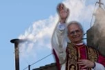 ŠTA ZNAČI ZNAK NA NEBU U TRENUTKU IZBORA NOVOG PAPE: Dok se uzdizao beli dim iznad Sikstinske kapele, par galebova hranio je ptića (VIDEO)