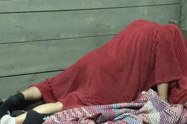 DIVLJAČKA VRELA AKCIJA USRED BELA DANA U ŠIMANOVCIMA: Učesnik menjao poze s devojkom, pa SUPARNIKA doveo do LUDILA!