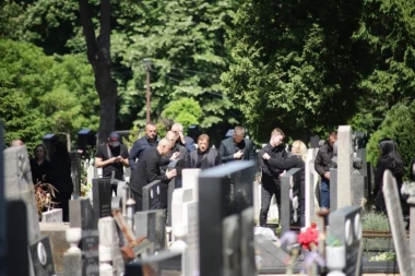 POČEO POMEN ŽELJKU RUTOVIĆU! Porodica i prijatelji odaju počast kontroverznom biznismenu! (FOTO, VIDEO)
