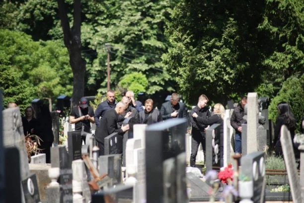 POČEO POMEN ŽELJKU RUTOVIĆU! Porodica i prijatelji odaju počast kontroverznom biznismenu! (FOTO, VIDEO)