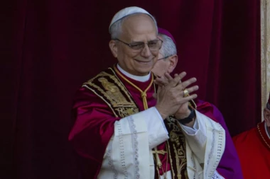 PAPA NE PRIMA PLATU, ALI ŽIVI BEZ TROŠKOVA! Evo koliko zapravo vrede resursi poglavara Rimokatoličke crkve - jedna njegova donacija je 200.000 evra!
