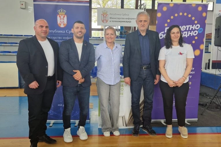 EDUKACIJA, PREZENTACIJA I TRENINZI! Mali sajam sporta organizovan je u Trsteniku: Nikada ne odustajati od snova! (FOTO GALERIJA)