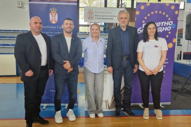 EDUKACIJA, PREZENTACIJA I TRENINZI! Mali sajam sporta organizovan je u Trsteniku: Nikada ne odustajati od snova! (FOTO GALERIJA)