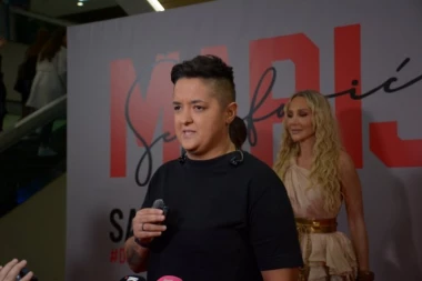 INFORMACIJA O SINU MARIJE ŠERIFOVIĆ RASPLAKALA KOMPLETNU NACIJU: Pevačica sve otkrila pred sam početak koncerta!