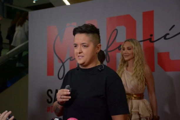 INFORMACIJA O SINU MARIJE ŠERIFOVIĆ RASPLAKALA KOMPLETNU NACIJU: Pevačica sve otkrila pred sam početak koncerta!