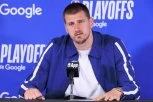 ZAŠTO STE TAKO OZBILJNI! Jokić stajlingom poslao poruku protivnicima, NAVIJAČI U TRANSU! (VIDEO)