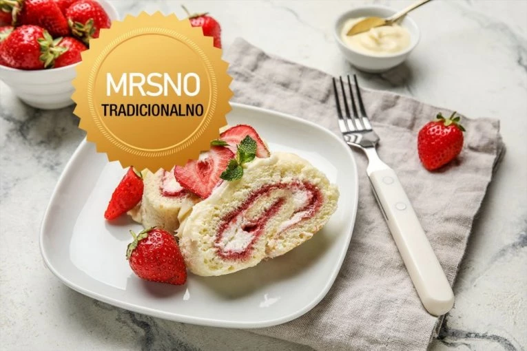 UKUS KOJI VRAĆA OSMEH NA LICE: Probajte rolat po receptu bake Stane i pravićete ga uvek dok traje sezona jagoda