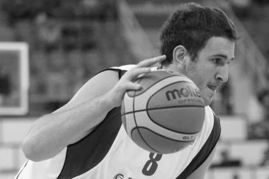 "TRENIRAO SAM OVOG NASMEJANOG LIKA": Emotivni OPROŠTAJ trenera OBRADOVIĆA od preminulog košarkaša Dragana Labovića - KIDA SRCE NA KOMADE! (FOTO)